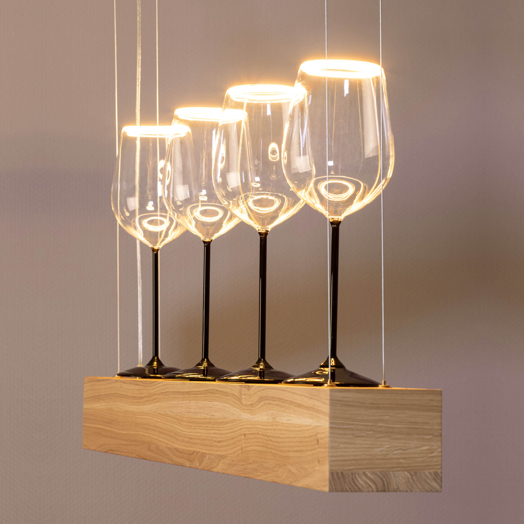 Anwendungsbild | Pendelleuchte VINO oiled white E27 mit Floating Cup Rotwein