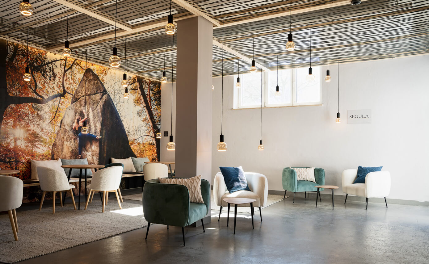Reference image of the Rainbow Rocket bouldering hall in Burgberg, floating lights in the lounge area