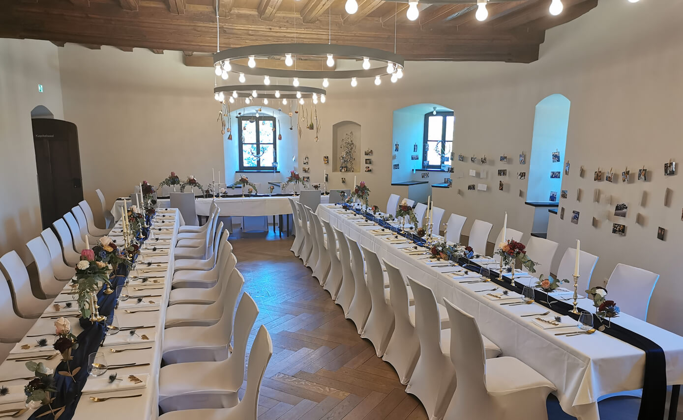Reference image of Falkenberg Castle, ballroom with chandelier