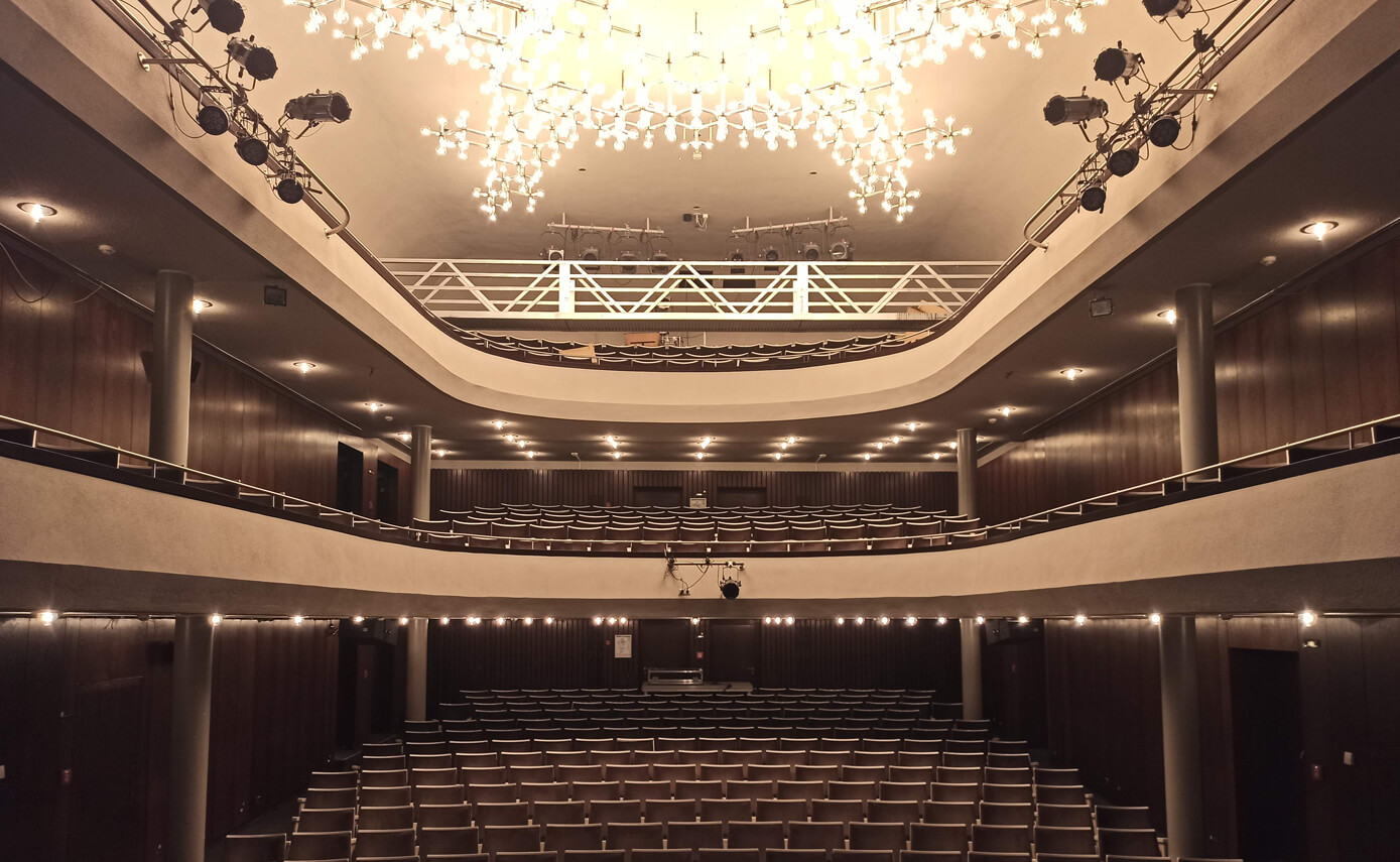 Reference image of the Landestheater Schwaben in Memmingen, auditorium with a chandelier-style installation on the ceiling