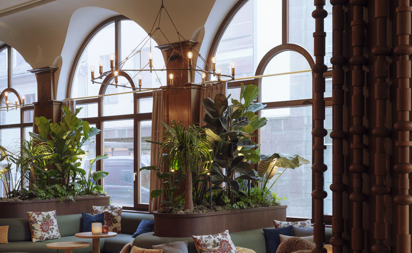 Reference image of the Hotel Platzl in Munich, chandeliers in the dining and lounge areas