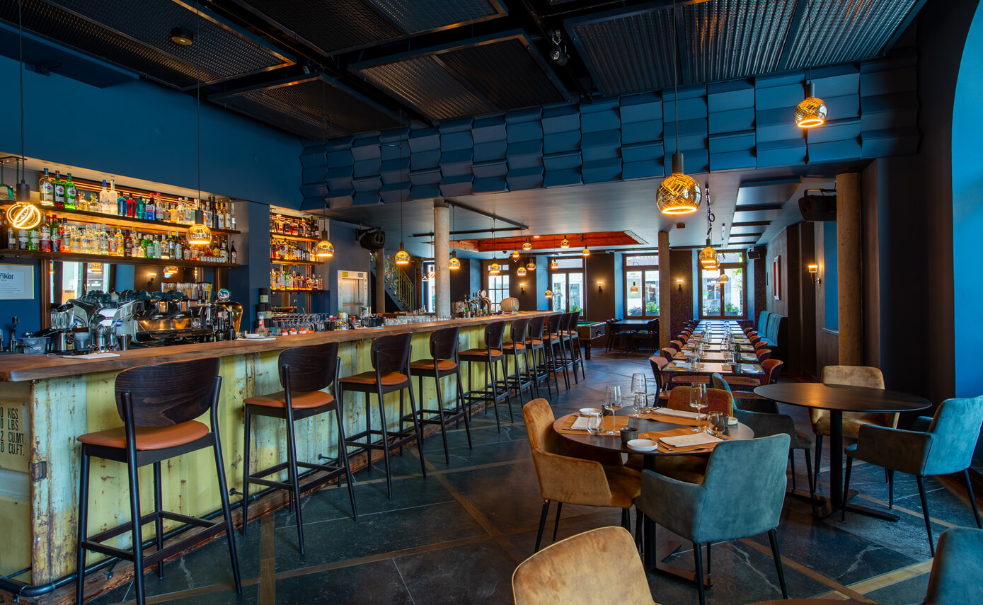 Reference image of the Goldener Anker restaurant in Interlaken, bar/counter with floating light fittings