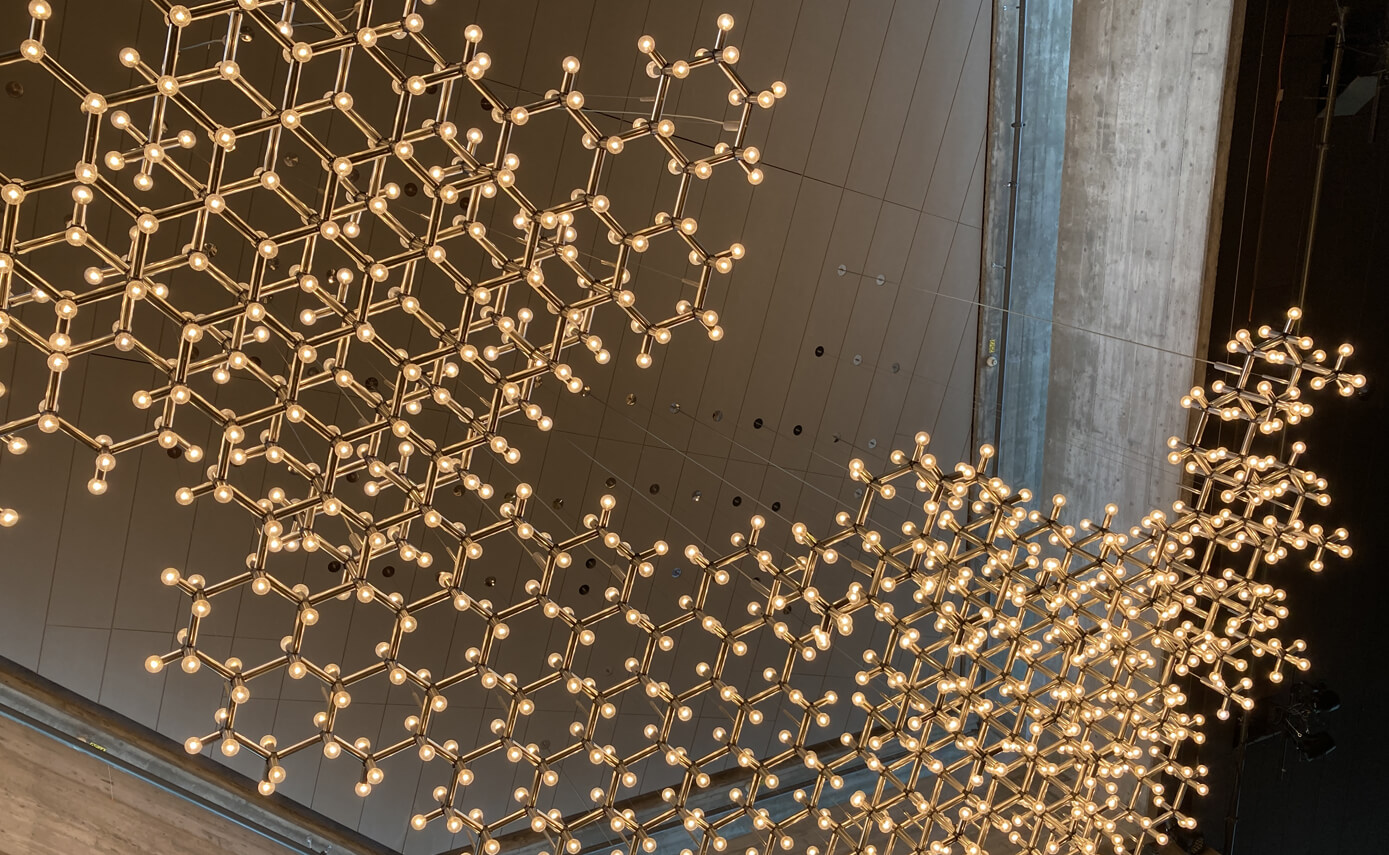 Reference image of the Ingolstadt City Theatre, showing a multitude of light sources arranged in a chandelier-like formation