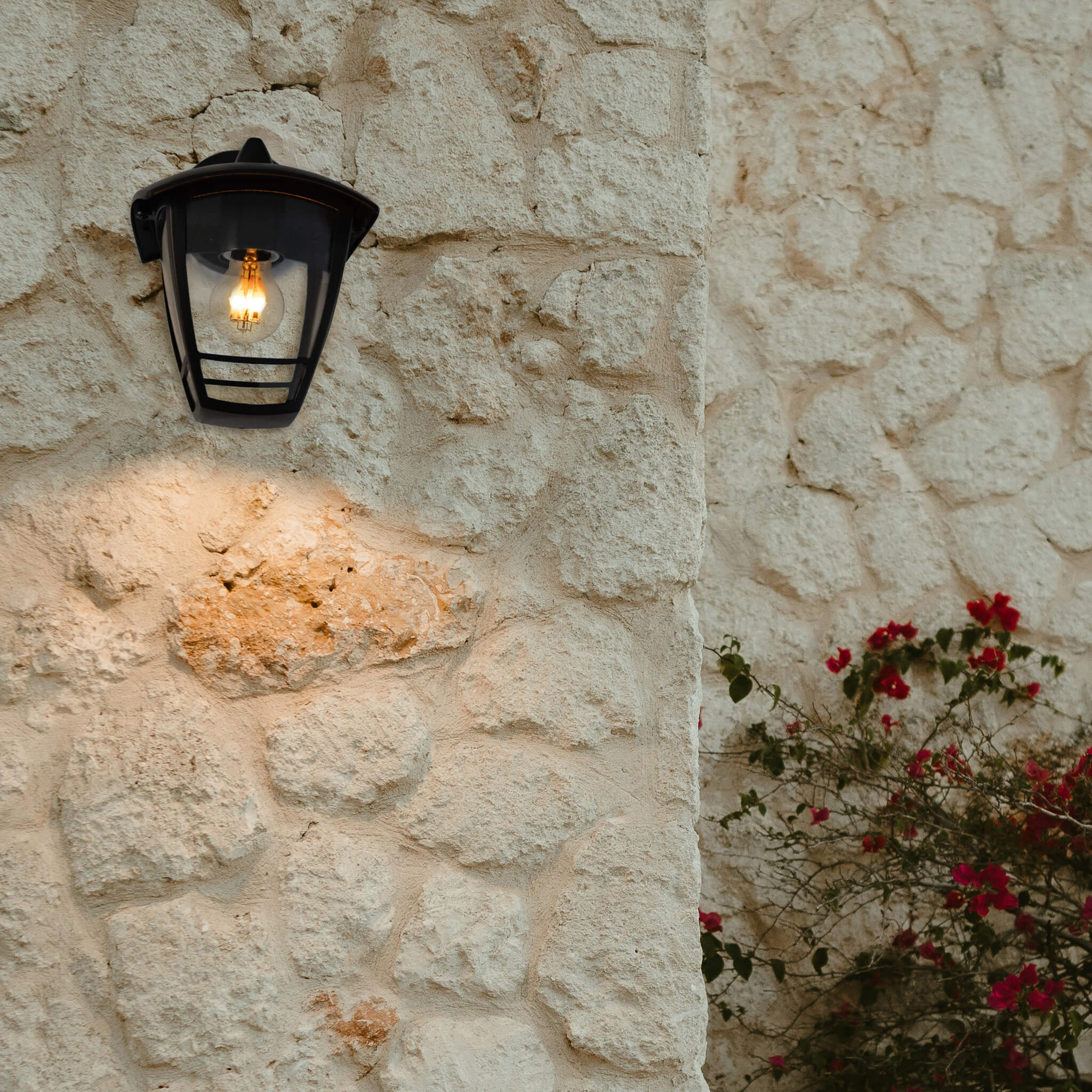 Anwendungsbild | Wandleuchte ANTIQUE E27 mit Fire Flame Bulb | © unsplash.com arquidis molina & SEGULA GmbH