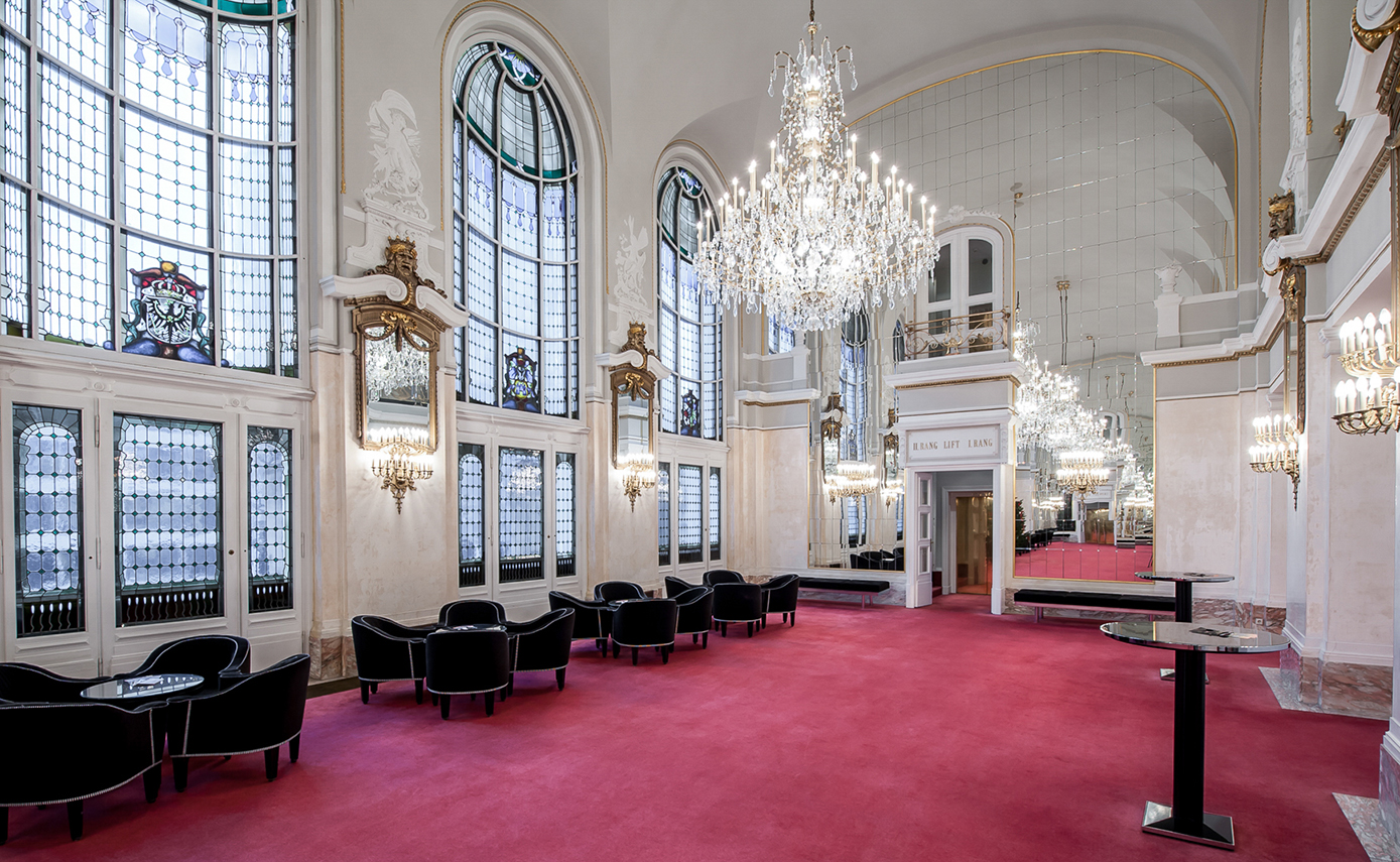 Reference image of the Theater des Westens in Berlin, auditorium with chandelier