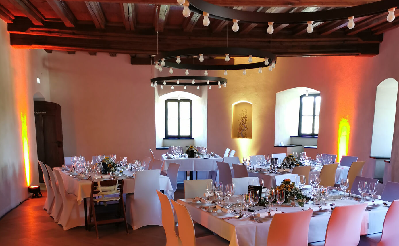 Reference image of Falkenberg Castle, ballroom with chandelier