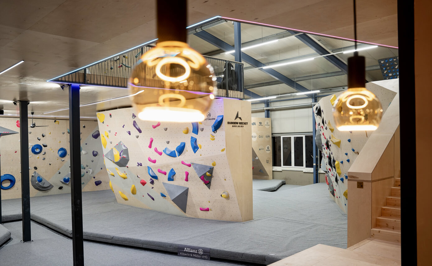 Reference image of the Rainbow Rocket bouldering hall in Burgberg, floating lights with boulders