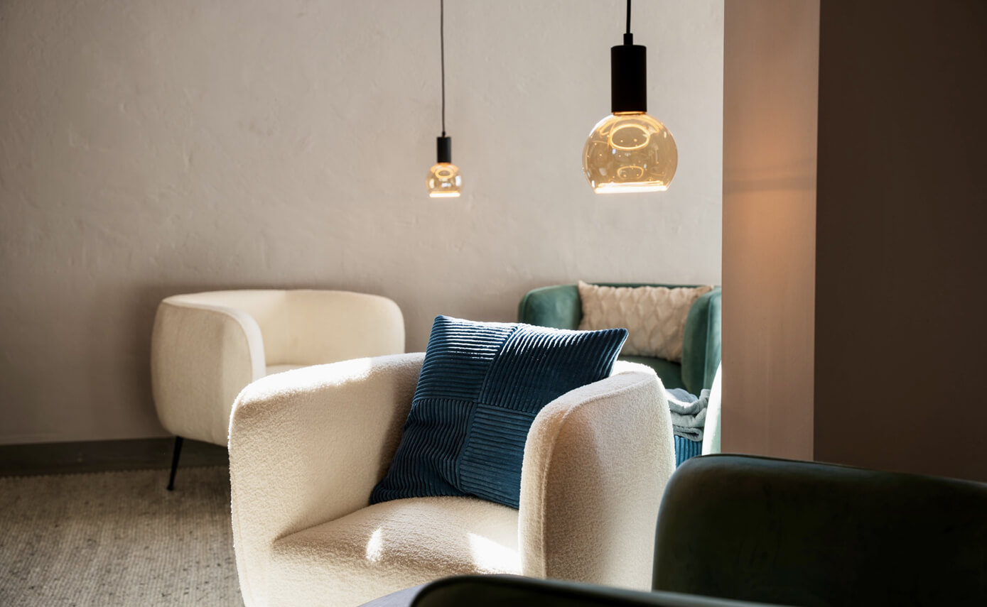 Reference image of the Rainbow Rocket bouldering hall in Burgberg, floating lights in the seating area