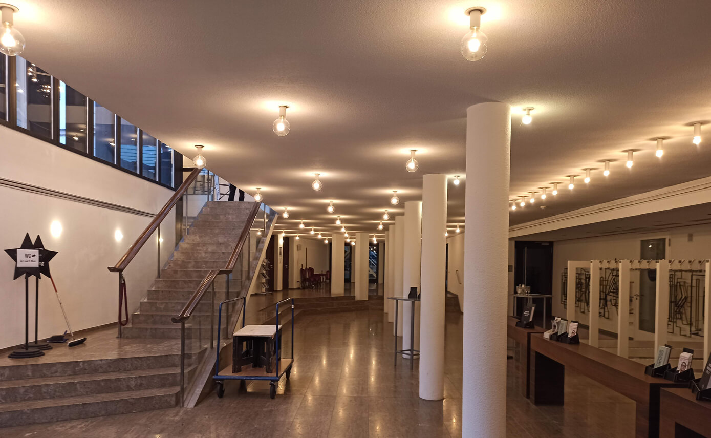 Reference image of the Landestheater Schwaben in Memmingen, cloakroom area with lighting