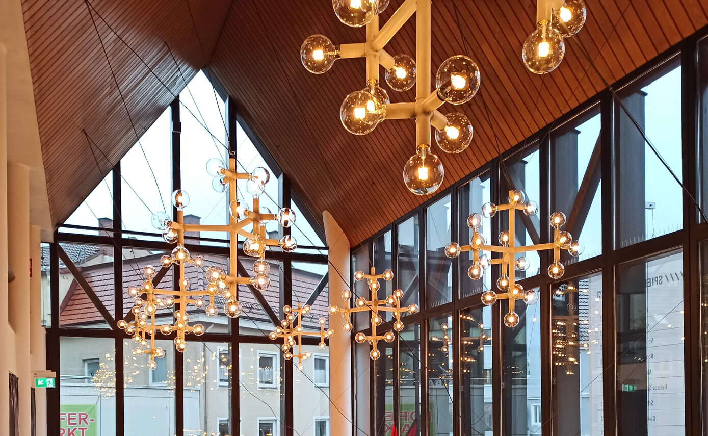 Reference image of the Landestheater Schwaben in Memmingen, spherical light fittings in a chandelier-style installation