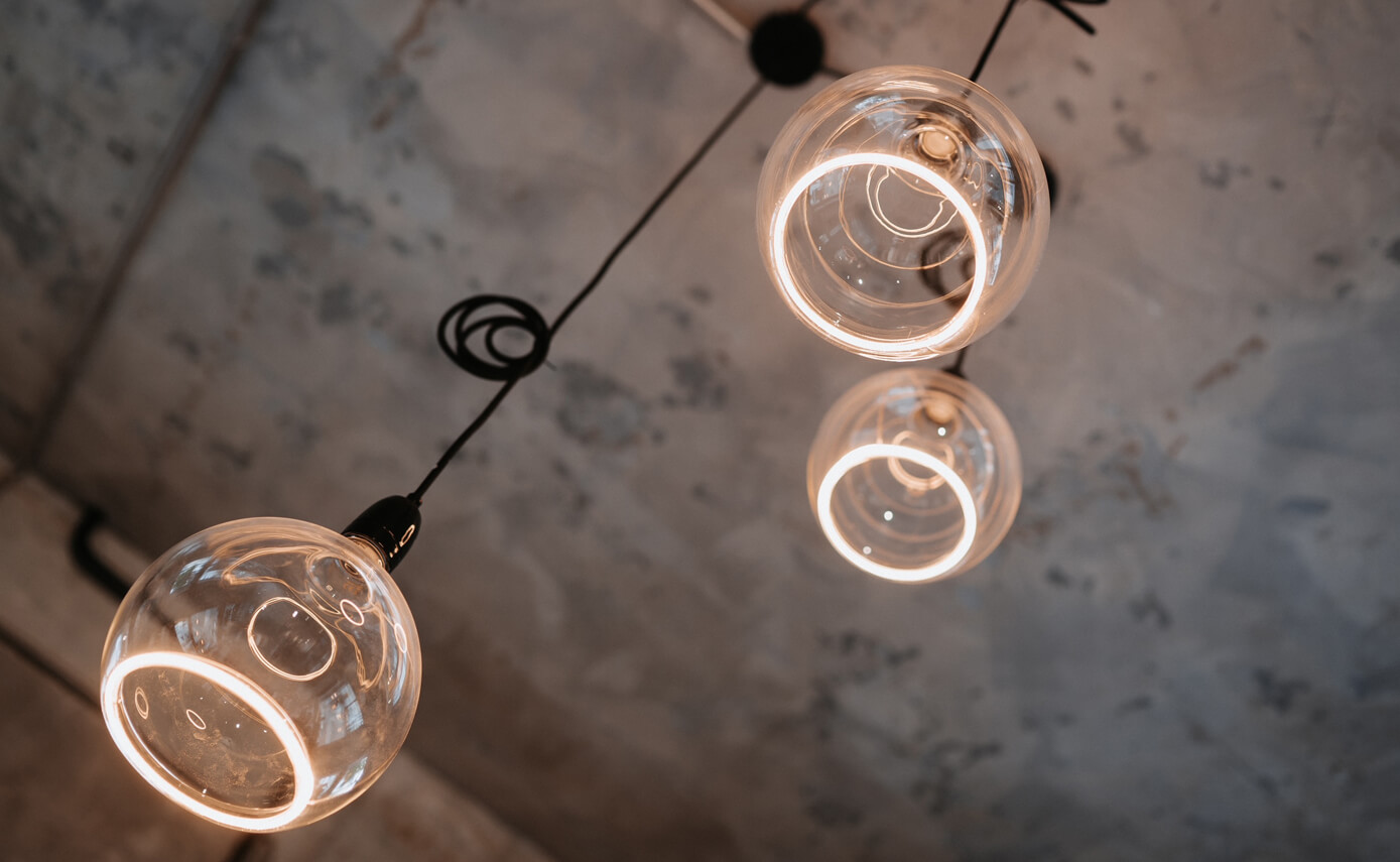 Reference image from Scola Raumkonzepte in Andernach: close-up of floating light fittings