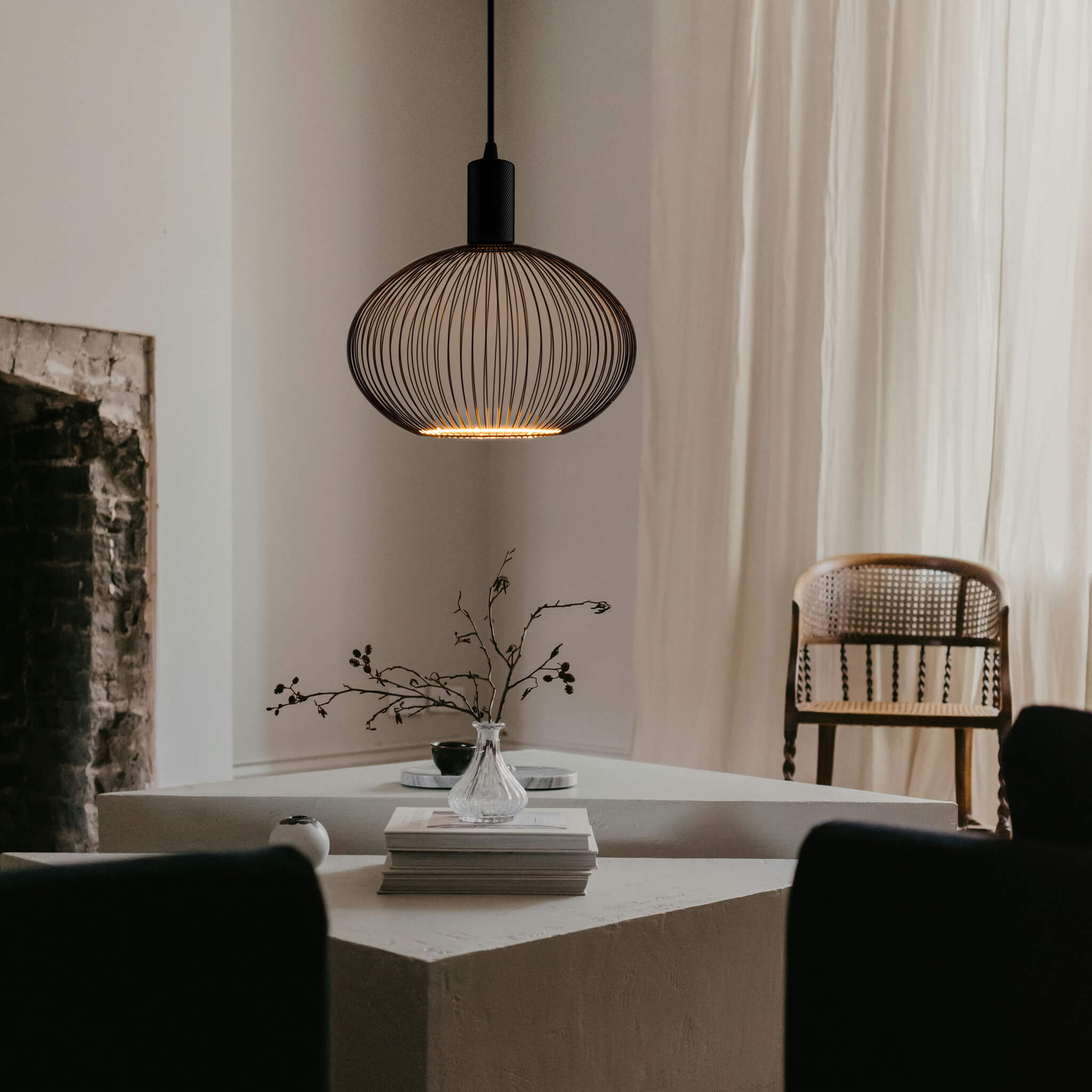 Anwendungsbild | 55147 Floating Filo Oval 300 schwarz | © unsplash.com | Toa Heftiba & SEGULA GmbH