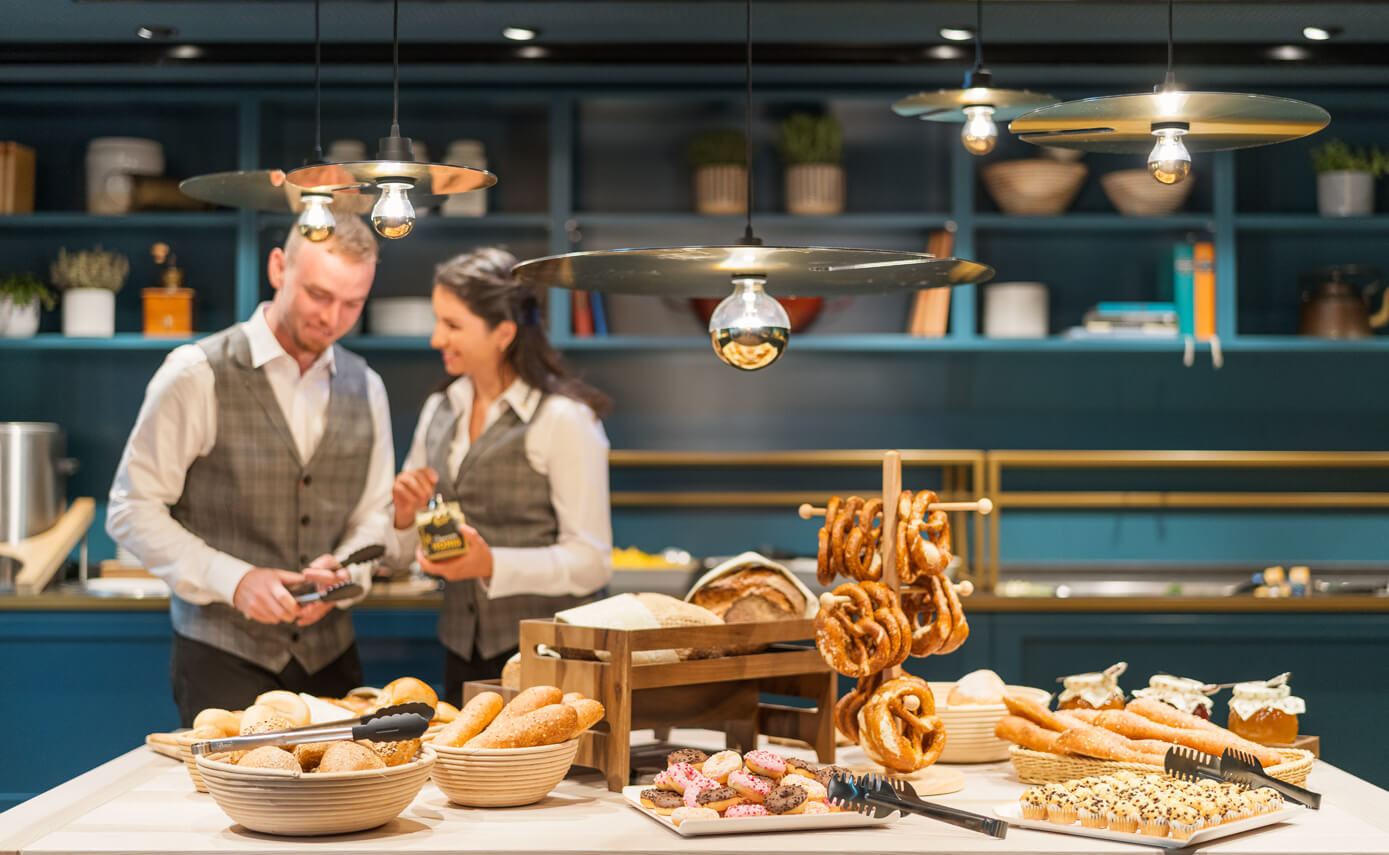 Reference image of the Hotel Lukullum in Friedrichshafen, breakfast bar with light fittings, mirror head