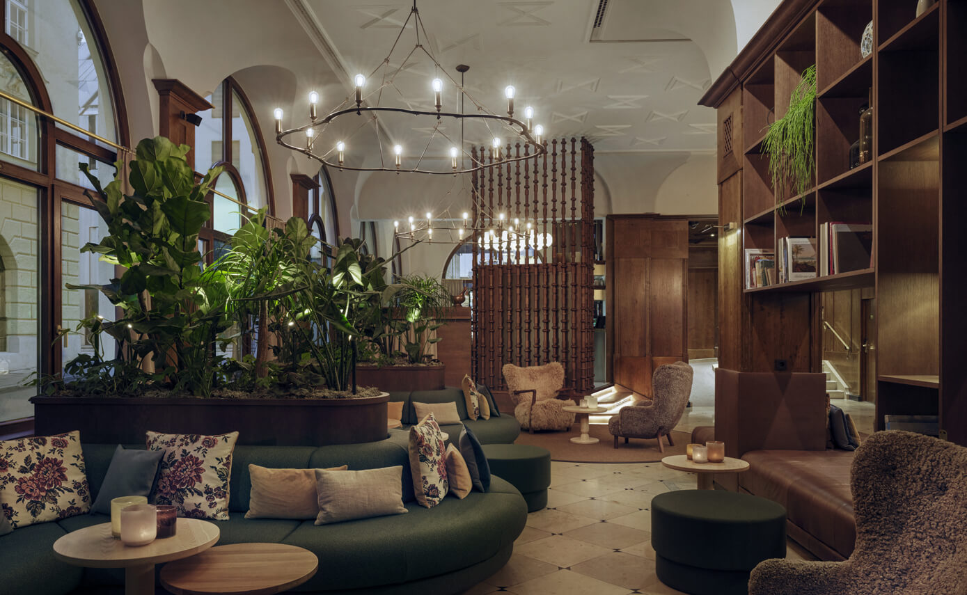Reference image of the Hotel Platzl in Munich, chandeliers in the dining and lounge areas