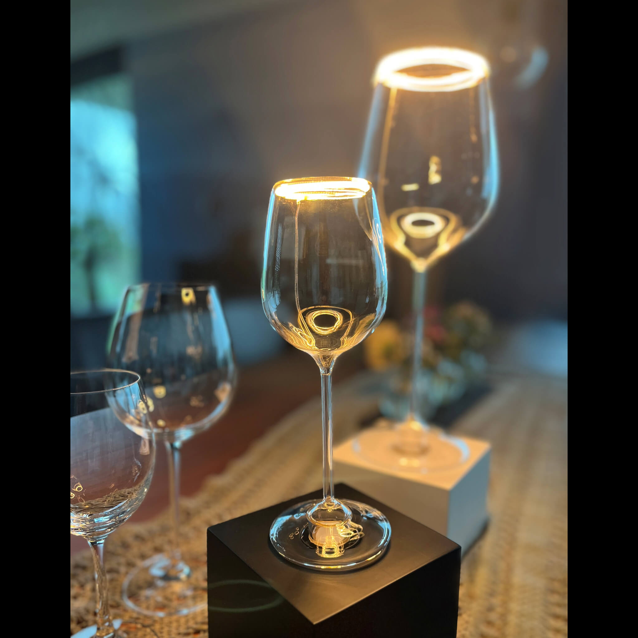 Anwendungsbild | Tischleuchte COZY black & white E27 mit Floating Cup Rotwein