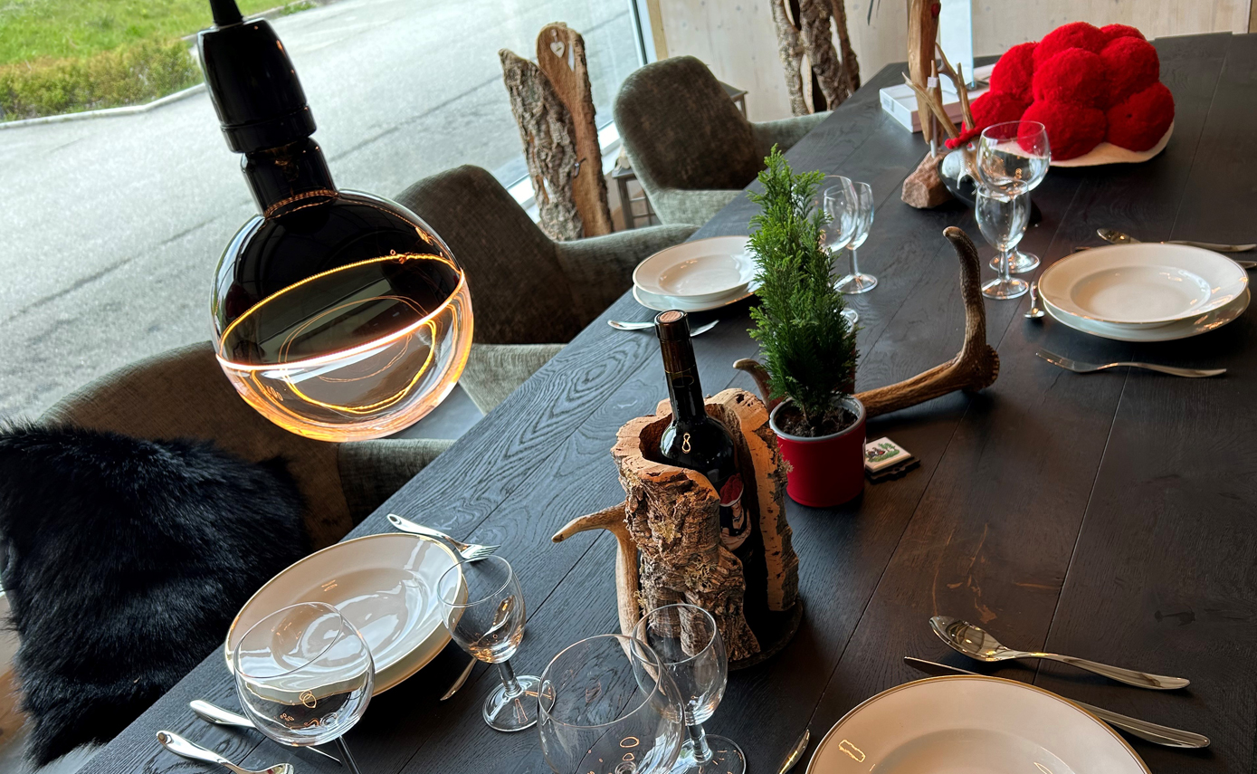 Reference image from Lavida in Oberndorf: dining table with ‘Illusion’ light fittings in black-clear
