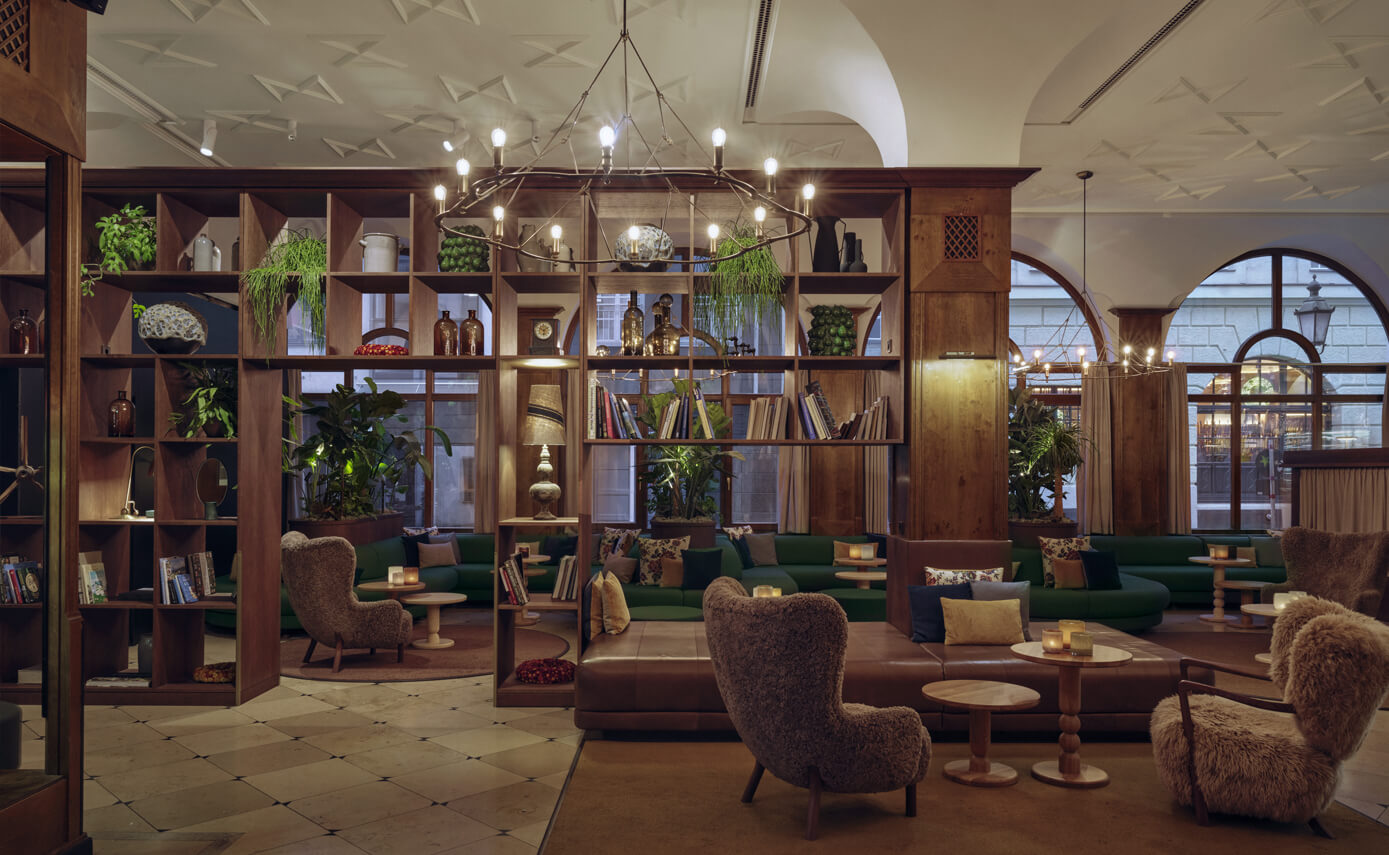 Reference image of the Hotel Platzl in Munich, chandeliers in the dining and lounge areas
