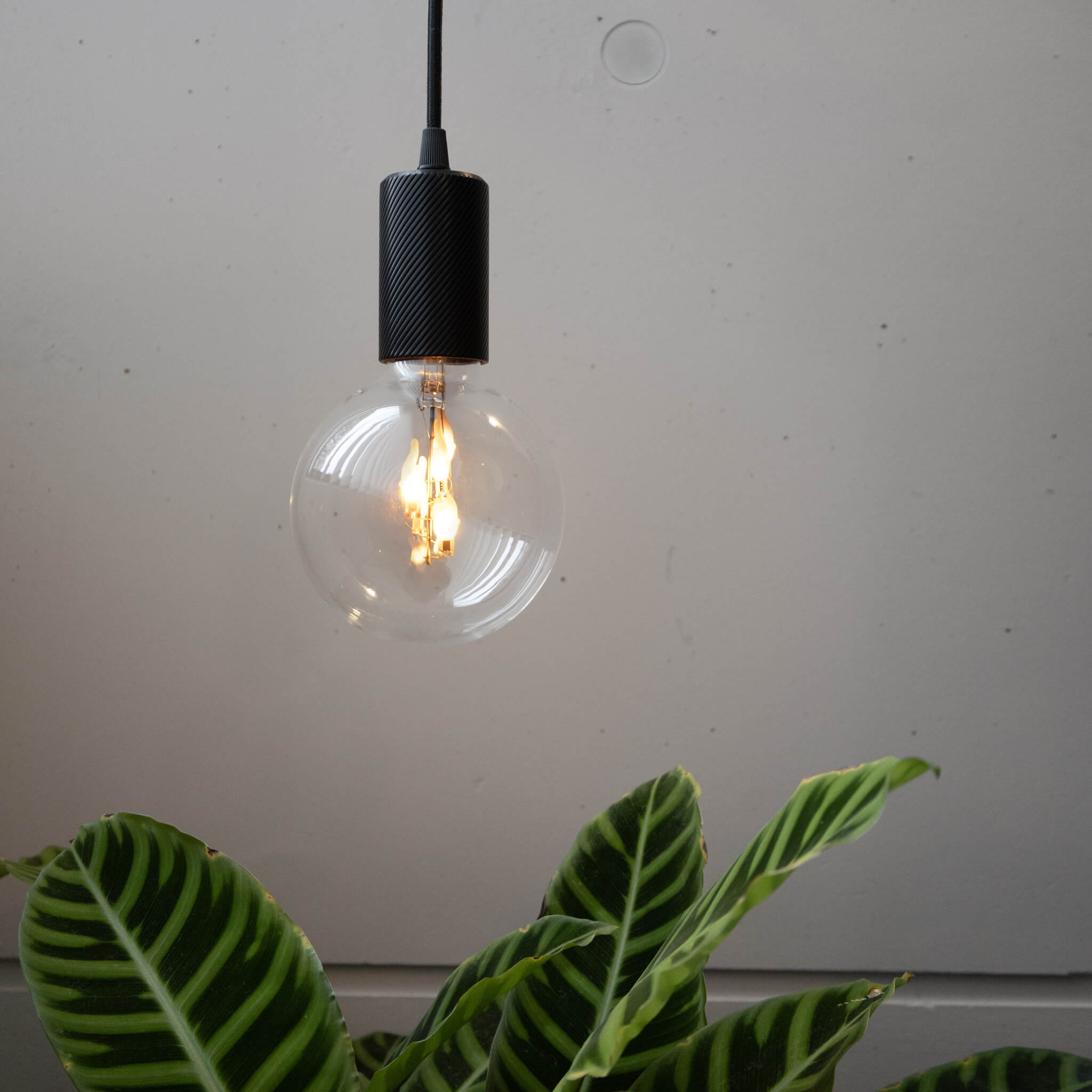 LED Globe 125 Fire Flame down klar