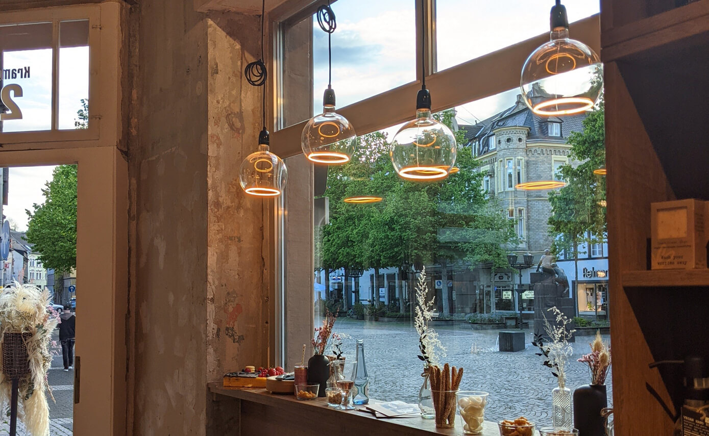 Reference image from Scola Raumkonzepte in Andernach: a table right by the window with floating light fittings