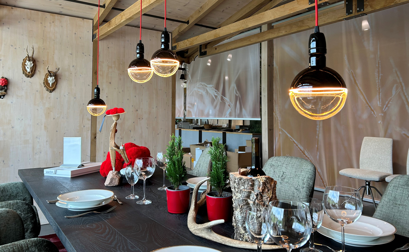 Reference image from Lavida in Oberndorf: dining table with ‘Illusion’ light fittings in black-clear