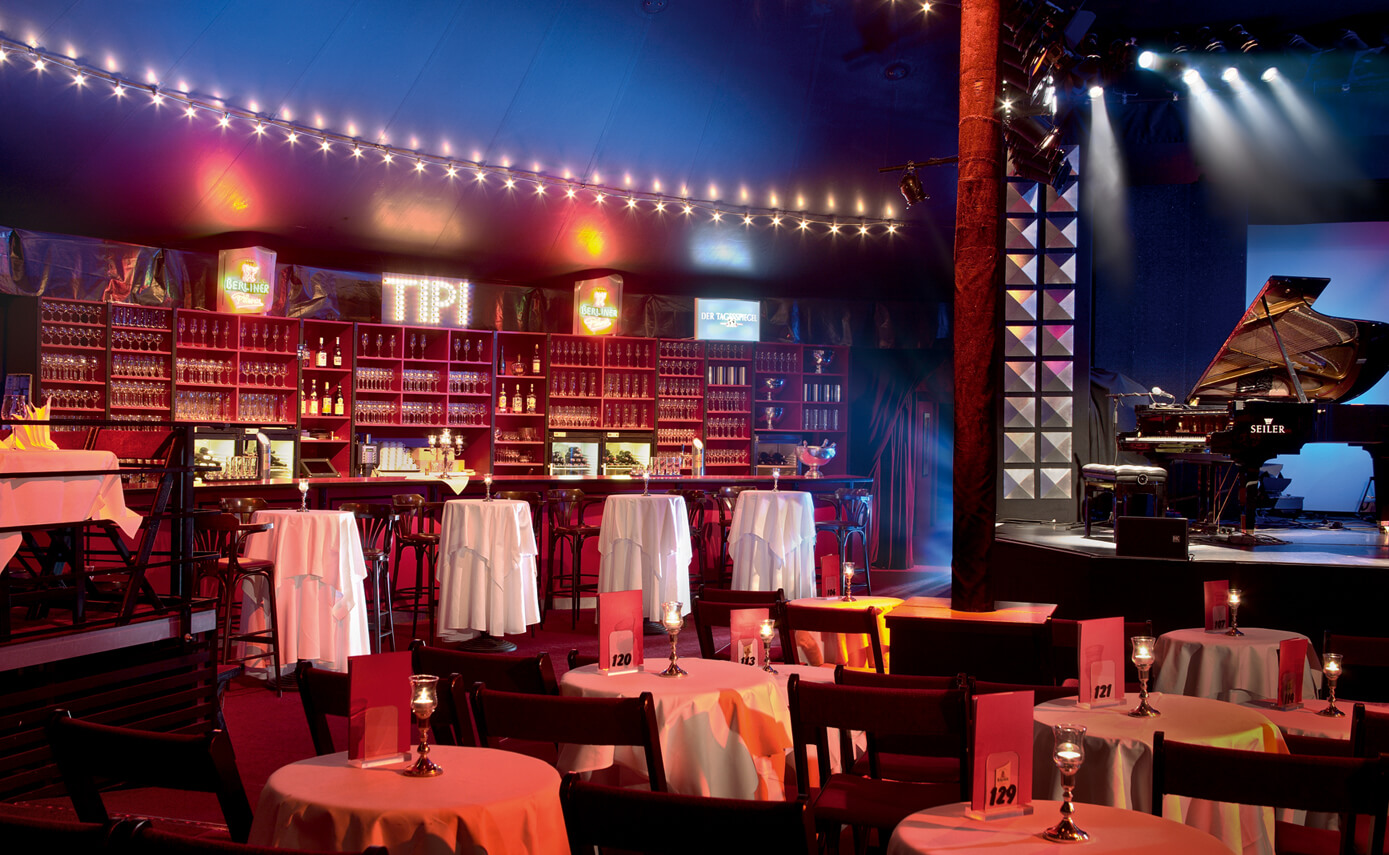 Reference image of the Tipi at the Chancellery in Berlin, bar with numerous light fittings arranged in a row