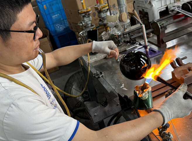 SEGULA handmade – Glassblowers at work | The characteristic floating rim takes shape