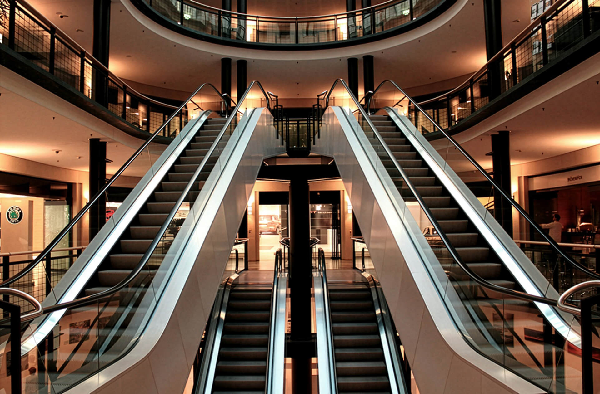 Knowledge Base | CIE – the International Commission on Illumination | Lighting in a shopping centre