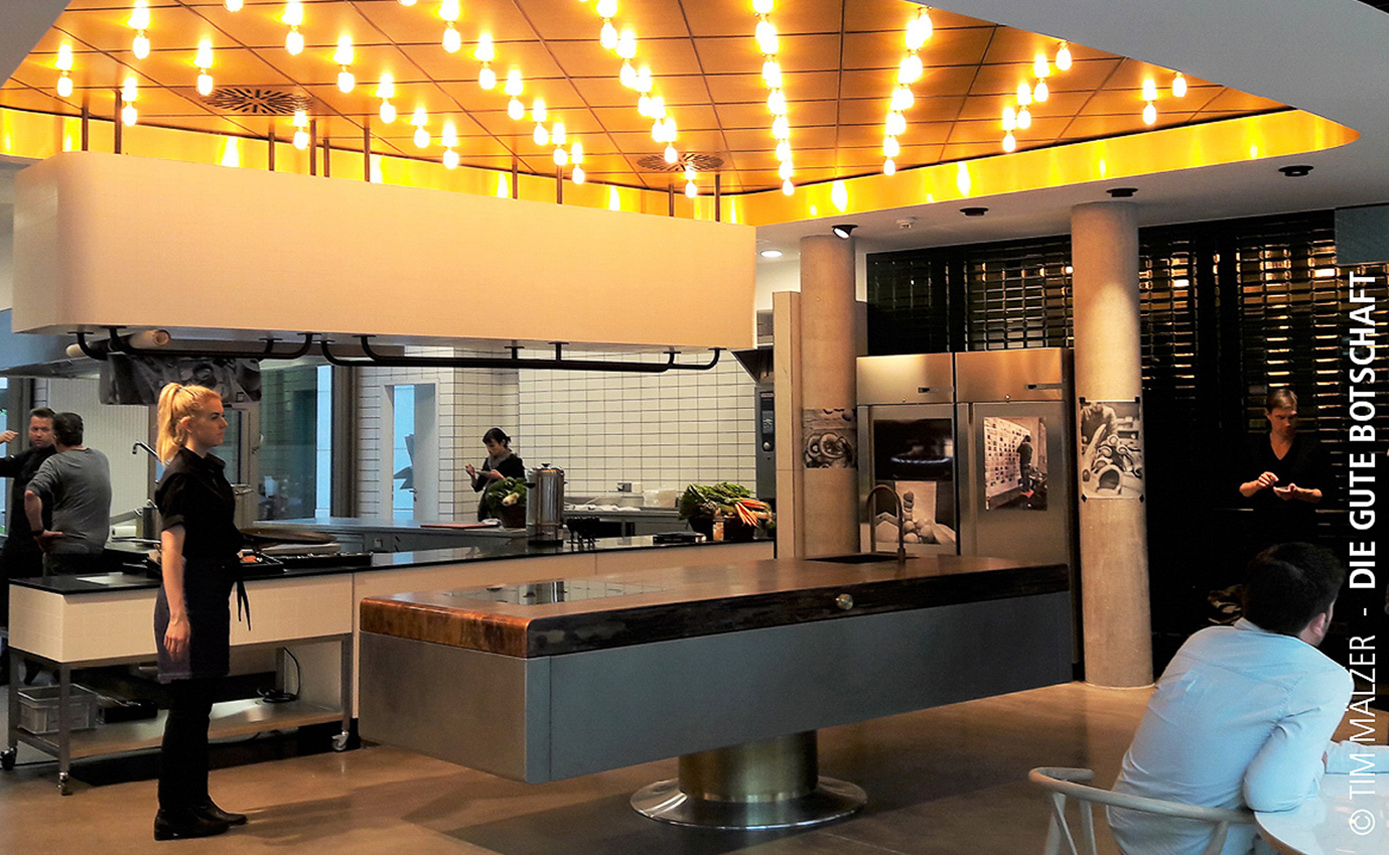 Reference photo of the restaurant ‘Die Gute Botschaft’ in Hamburg, with many light fittings mounted directly on the ceiling