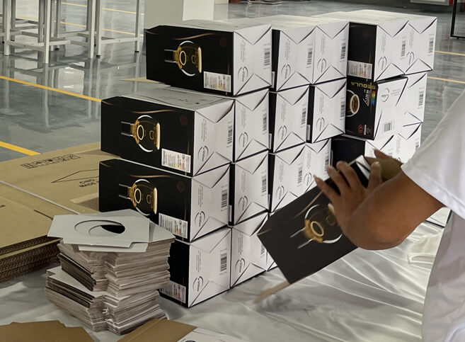 SEGULA handmade – the finished light bulb is carefully packaged