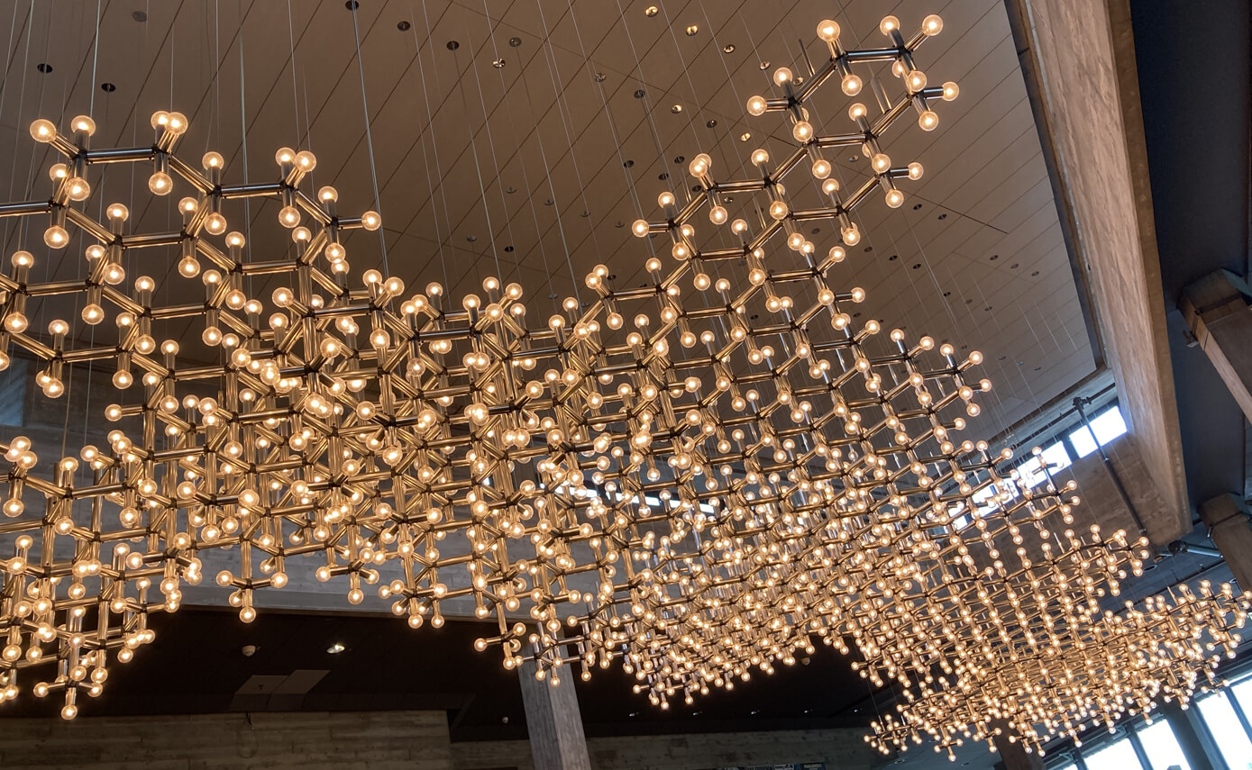 Reference image of the Ingolstadt City Theatre, showing a multitude of light sources arranged in a chandelier-like formation