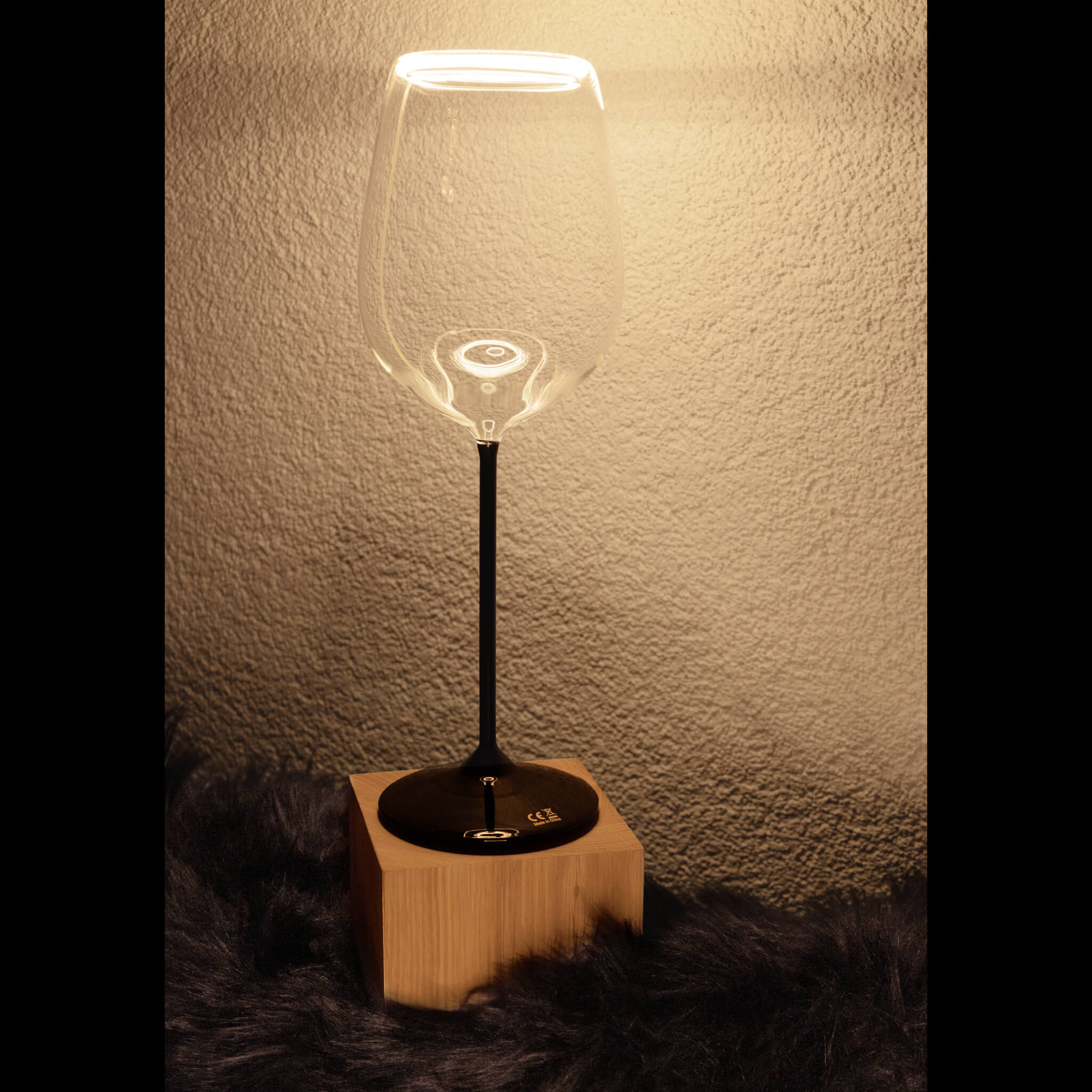 Anwendungsbild | Tischleuchte COZY oiled oak wood E27 mit Floating Cup Rotwein