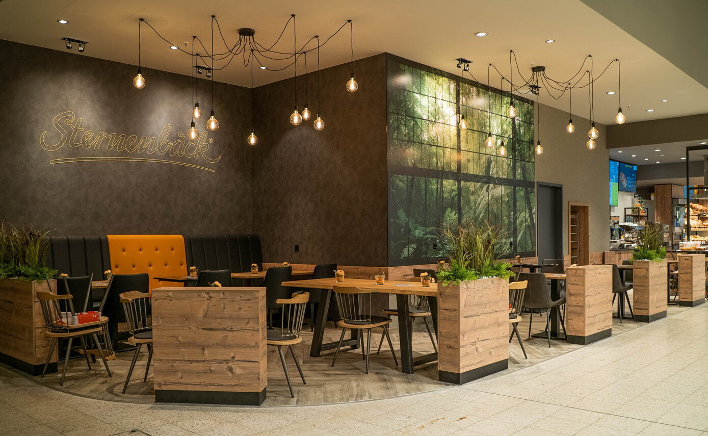 Reference image from Korte Einrichtungen in Kürten, dining area with spherical light fittings in sets of nine pendant lights