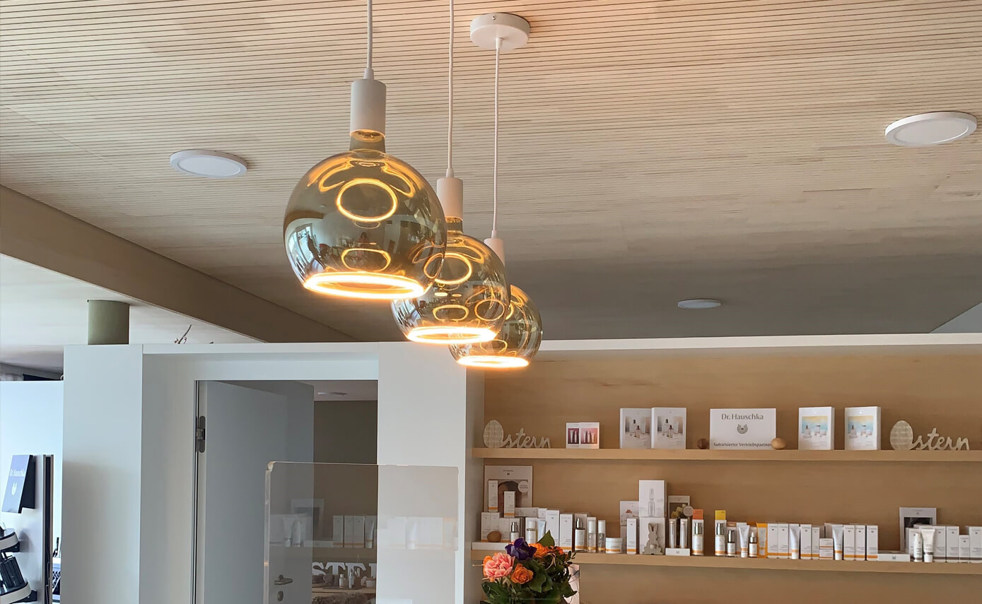 Reference image from the Beauty Pur beauty salon in Sulz-Bergfelden, counter with floating light fittings