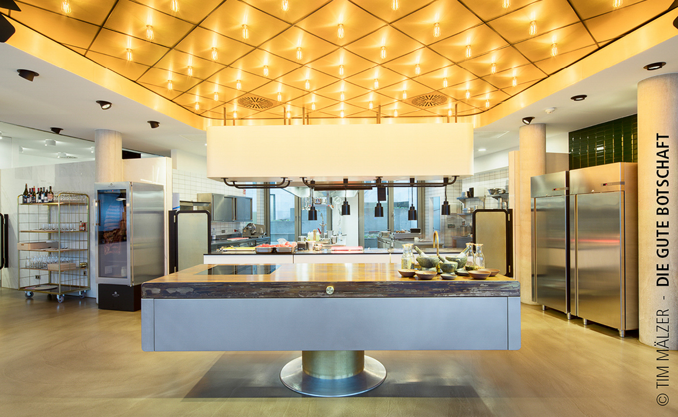 Reference photo of the restaurant ‘Die Gute Botschaft’ in Hamburg, with many light fittings mounted directly on the ceiling