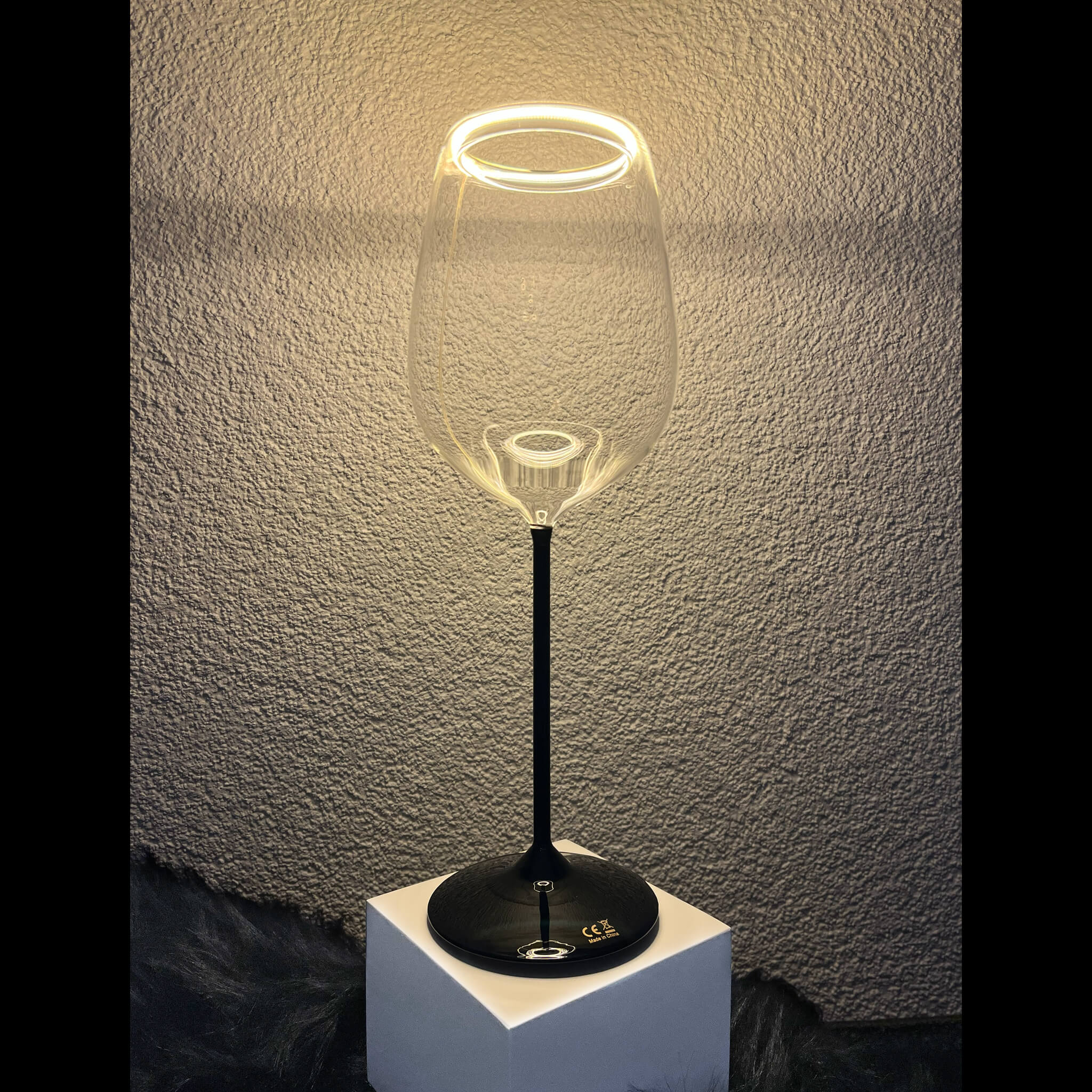 Anwendungsbild | Tischleuchte COZY white E27 mit Floating Cup Rotwein