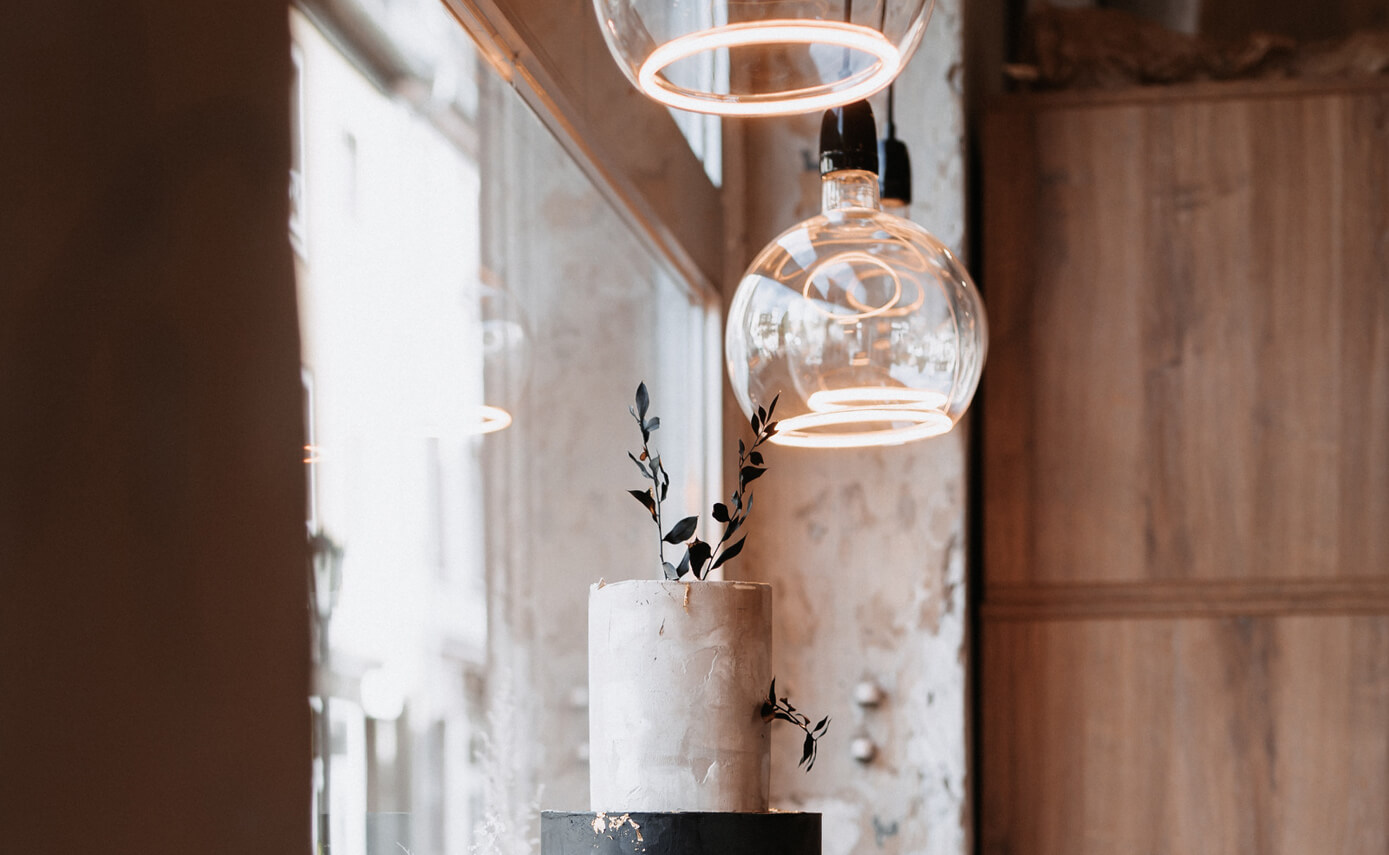 Reference image from Scola Raumkonzepte in Andernach: close-up of floating light fittings