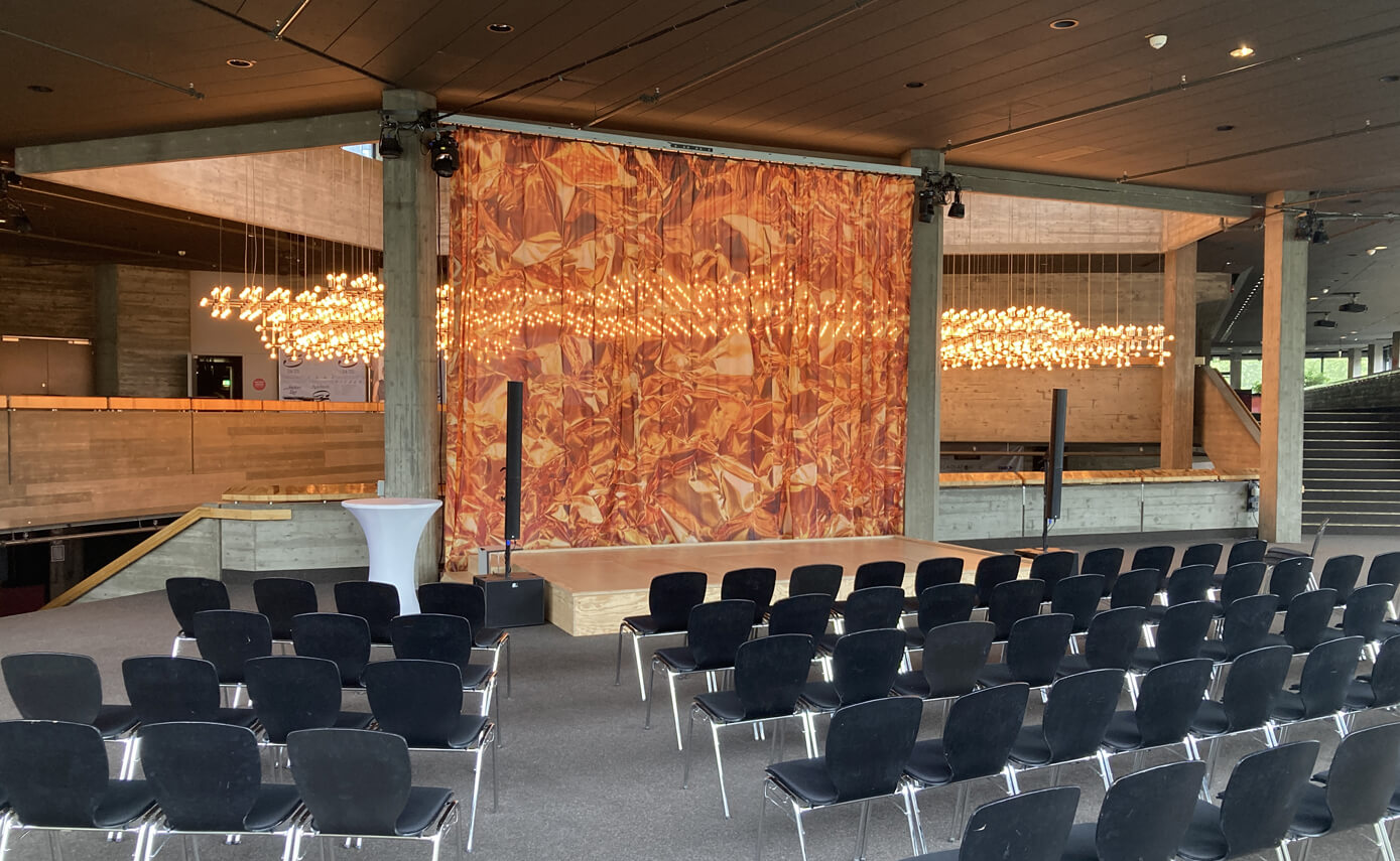 Reference image of the Ingolstadt City Theatre, showing a multitude of light sources arranged in a chandelier-like formation