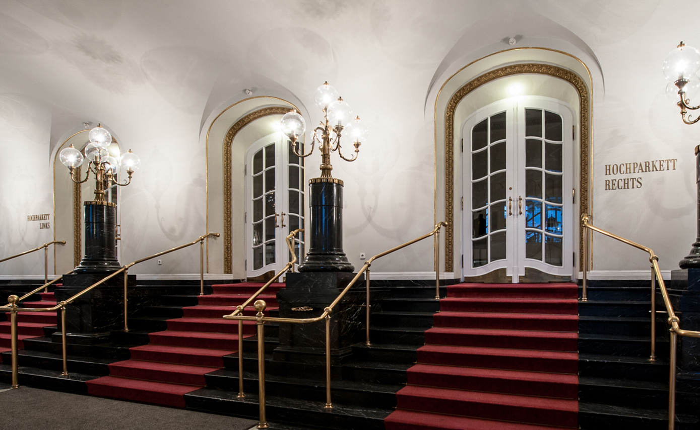 Reference image of the Theater des Westens in Berlin, staircase with lighting