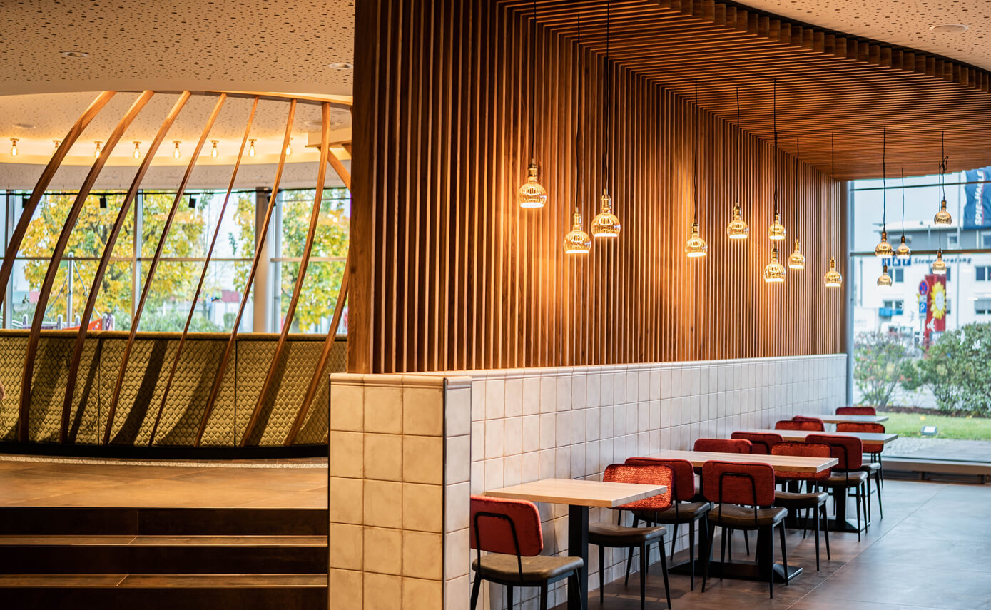 Reference image from Korte Einrichtungen in Kürten, dining area with numerous ‘Floating’ light fittings