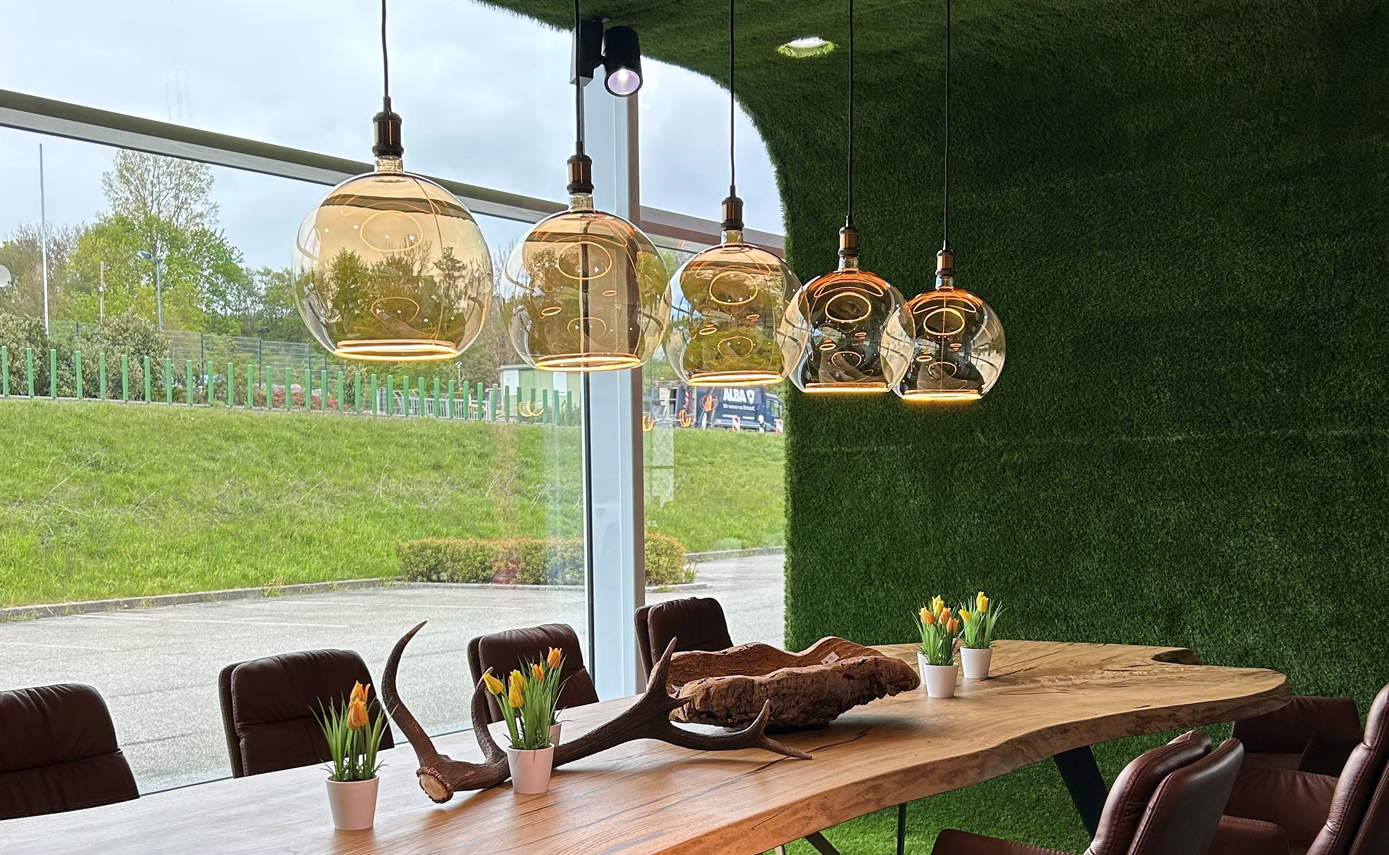 Reference image from Lavida in Oberndorf: dining table with large-format ‘Floating’ light fittings