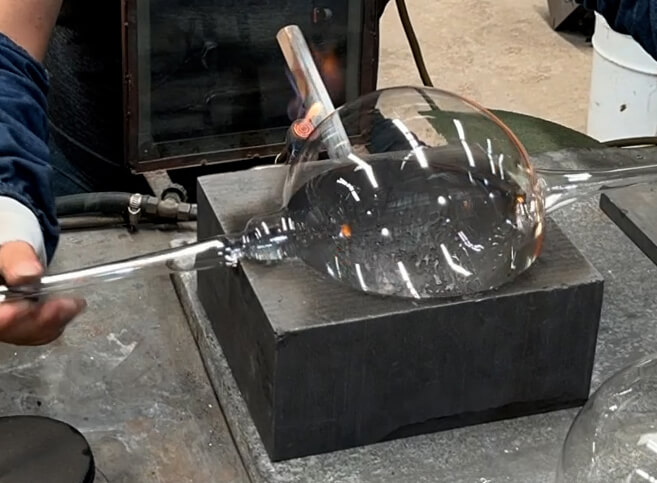 SEGULA handmade – Glassblowers at work | shaping the glass blank into a floating form