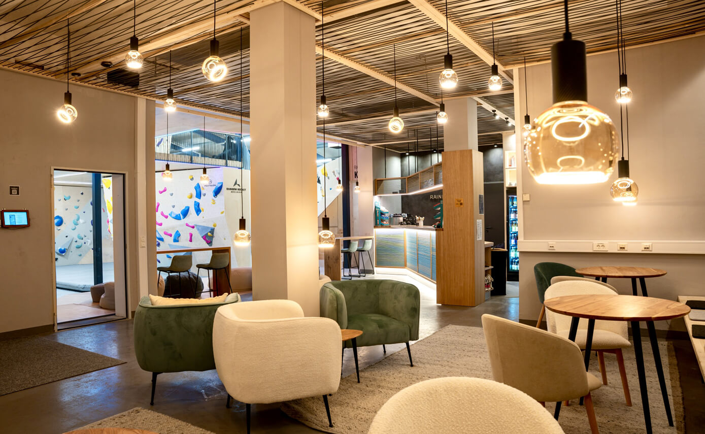 Reference image of the Rainbow Rocket bouldering hall in Burgberg, floating lights in the lounge area