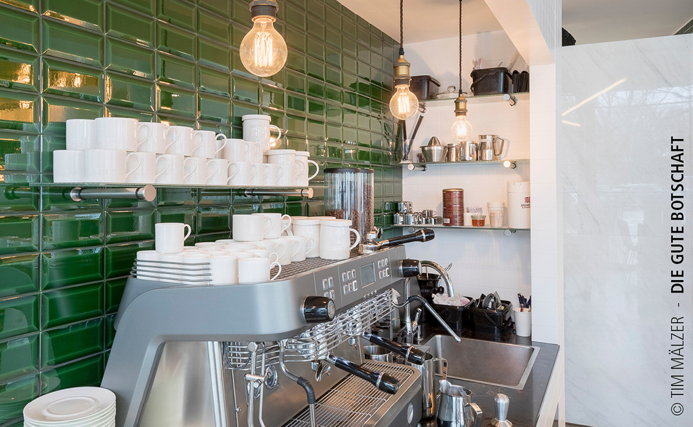Reference photo of the restaurant ‘Die Gute Botschaft’ in Hamburg, showing the bar with suspended light fittings