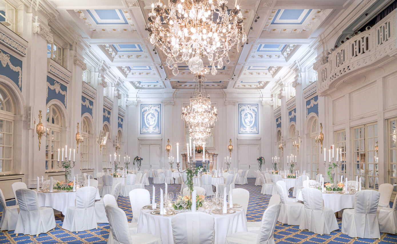 Reference image of the Hotel Atlantic in Hamburg, Grand Ballroom with chandeliers and tables