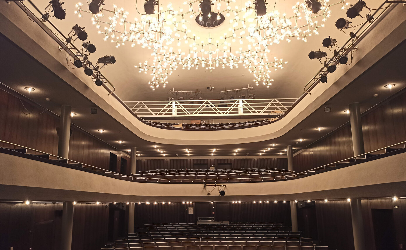 Reference image of the Landestheater Schwaben in Memmingen, auditorium with a chandelier-style installation on the ceiling