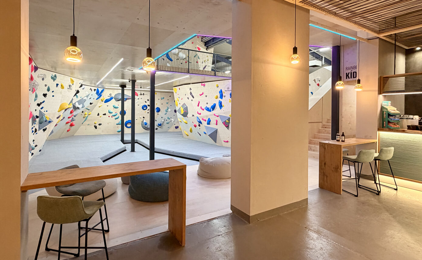 Reference image of the Rainbow Rocket bouldering hall in Burgberg, floating lights with boulders