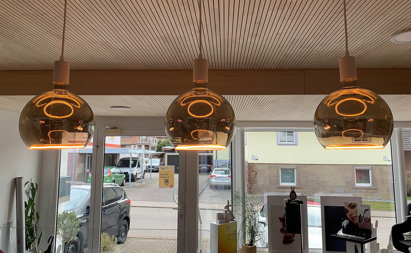 Reference image from the Beauty Pur beauty salon in Sulz-Bergfelden, counter with floating light fittings
